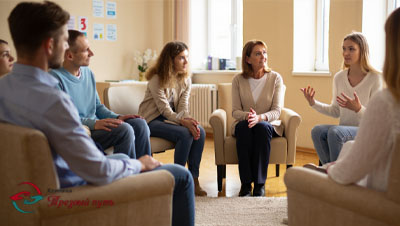 Группа поддрежки - люди сидят в кругу